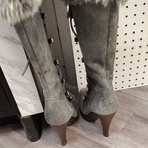 Gray Heeled Boots with Fur Trim and Lace-Up Design - Picture 5 of 7
